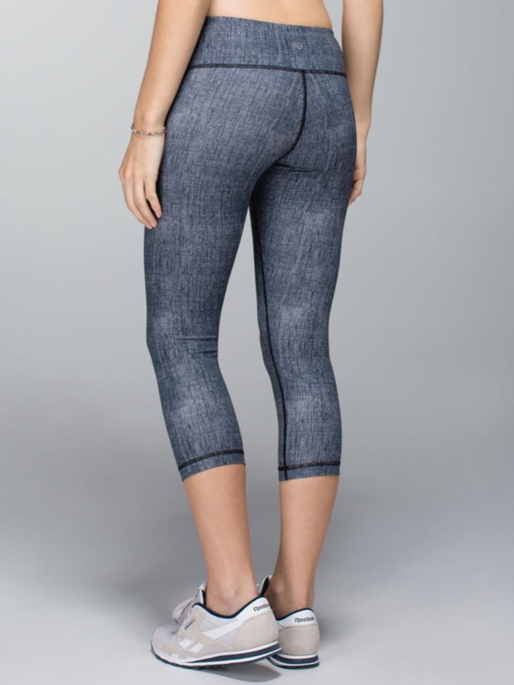 lululemon athletica Black and Dark Gray Cropped Wunder Under Leggings size 6